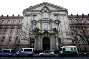 Keturi berlyniečiai teisiami už didžiulės auksinės monetos vagystę