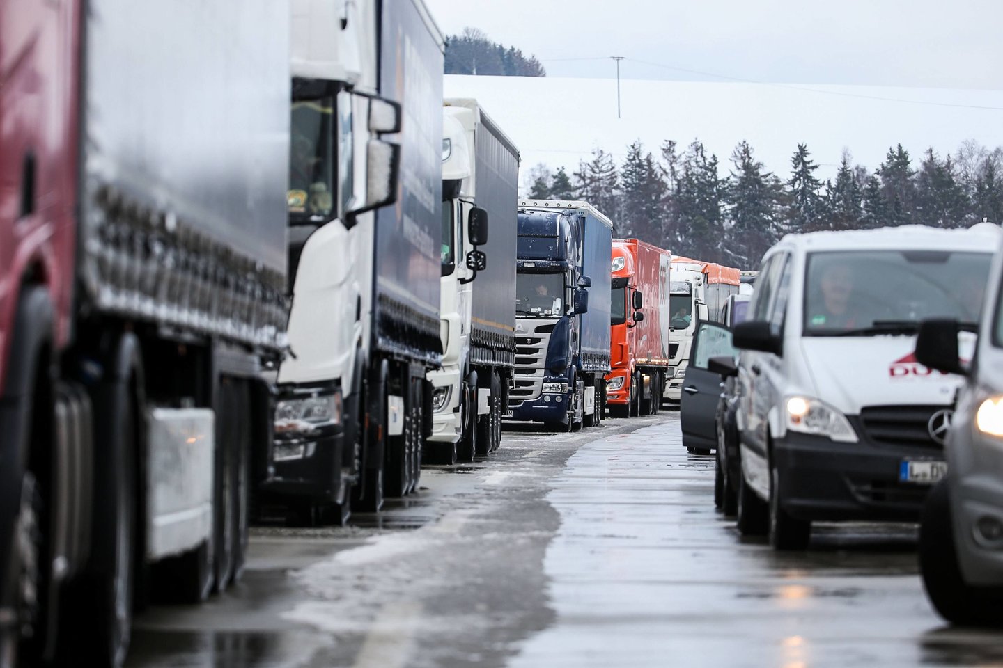 Prieš planus sugriežtinti taisykles priešais Europos Parlamentą protestuos mūsų regiono vežėjai, įskaitant lenkus, kurie kelia aliarmą, kad Vakarų Europa nori juos pašalinti iš rinkos.<br> Reuters/Scanpix nuotr.