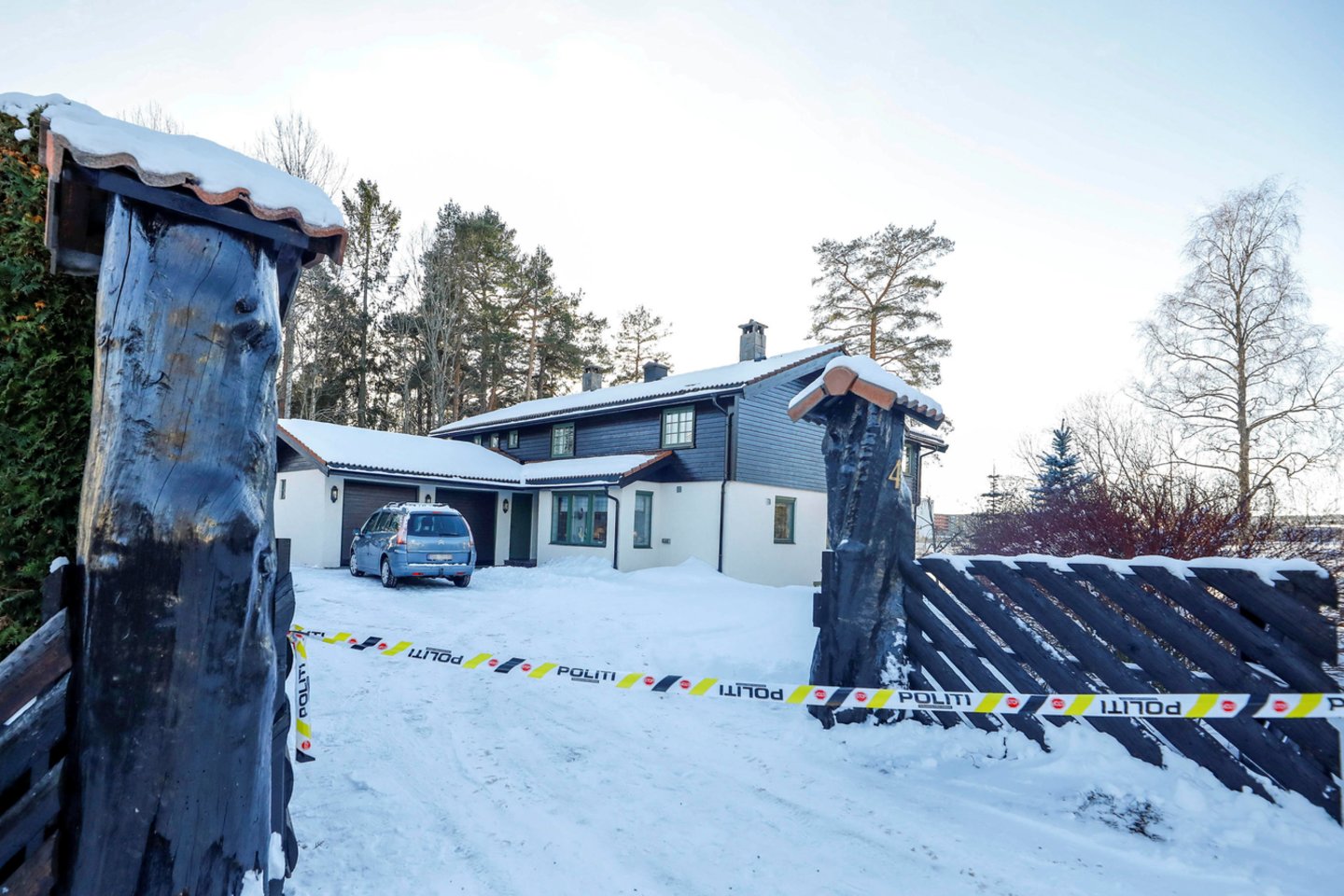 Policija Hagenų rezidenciją apjuosė „Stop“ juosta.<br> Reuters/Scanpix nuotr.