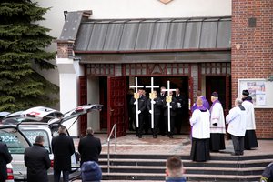 Lenkijoje kartu palaidotos penkios „pabėgimo kambaryje“ žuvusios paauglės