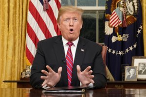 D. Trumpas pareiškė turįs visišką teisę paskelbti nepaprastąją padėtį