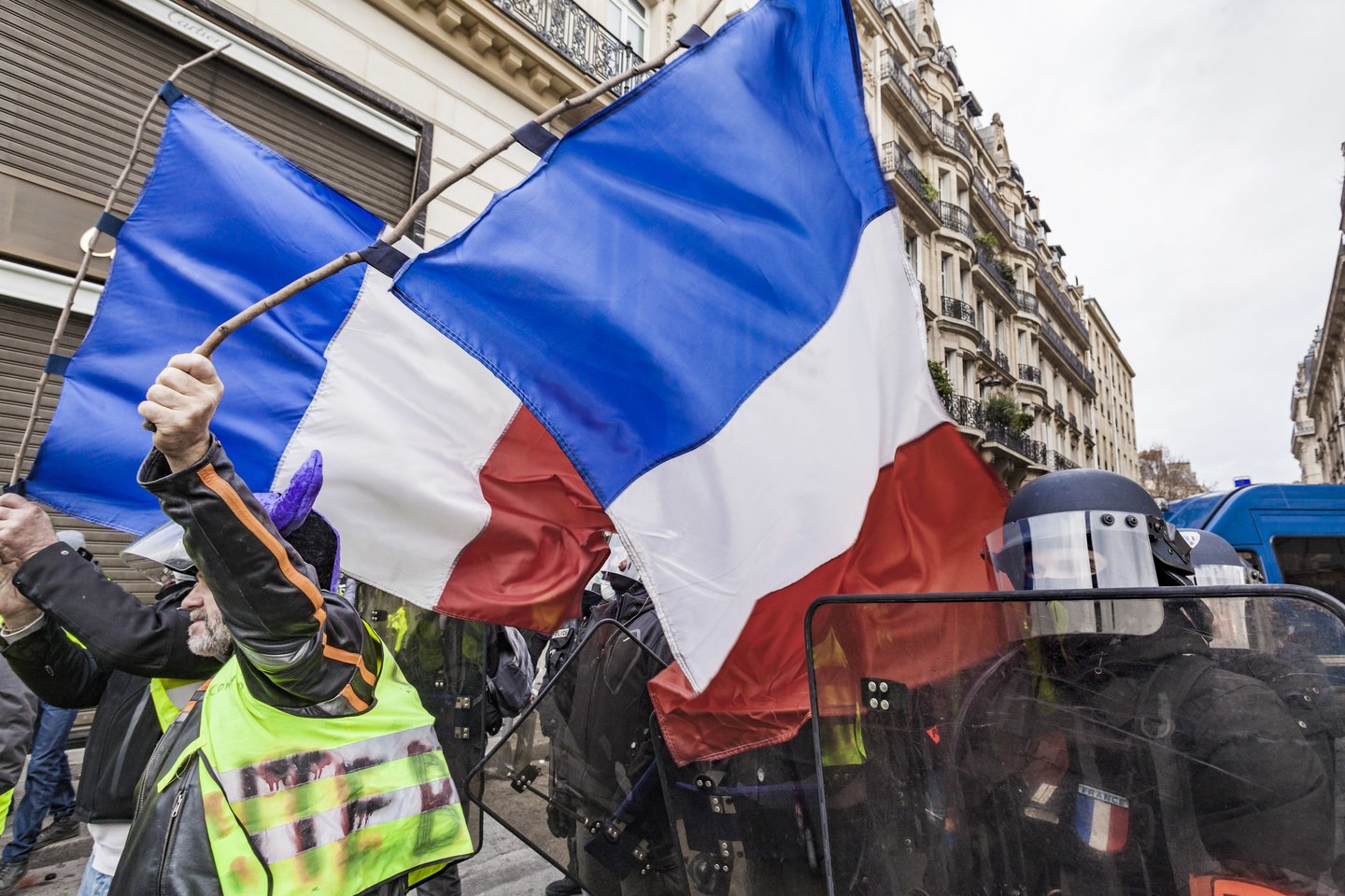 Prancūzijos pareigūnai rengiasi šeštadienį planuojamiems naujiems „geltonųjų liemenių“ protestams, penktadienį pranešė šalies žiniasklaida.