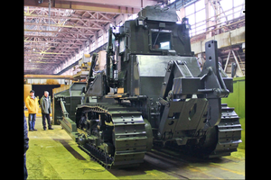 Rusijoje pradėjo gaminti šarvuotus traktorius – vienam darbui jie pakeis tankus