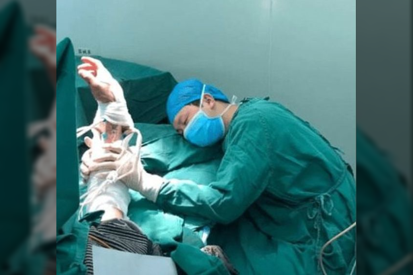 Slaugytoja įamžino, kaip ortopedijos chirurgas iš Kinijos užmigo prie operacinio stalo.<br> Twitter nuotr.