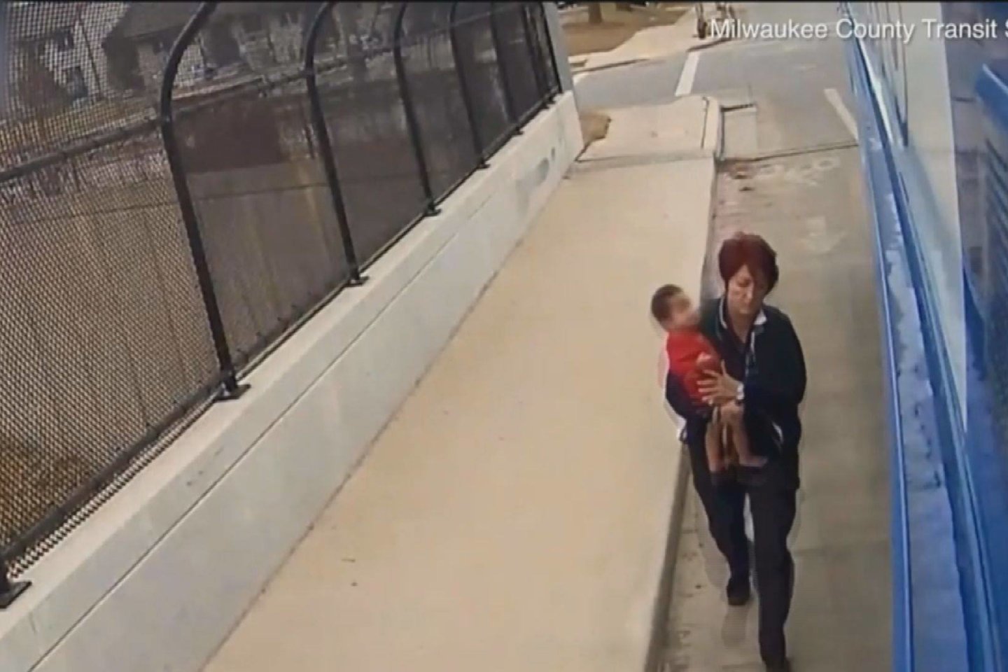  Autobuso vairuotoja Milvokyje sužavėjo ne vieno internauto širdis. Internete pasklido autobuso vaizdo stebėjimo kamerų įrašas, kuriame matyti, kaip ji staiga sustoja ir išgelbsti klaidžiojantį kūdikį.<br> Stop kadras.