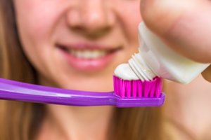 Specialistės patarė, į ką reikėtų atkreipti dėmesį, renkantis dantų pastą