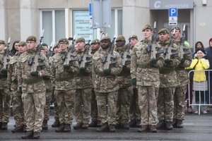 Kariuomenė iš „auksinius šaukštus“ pardavusių verslininkų toliau perka prekes