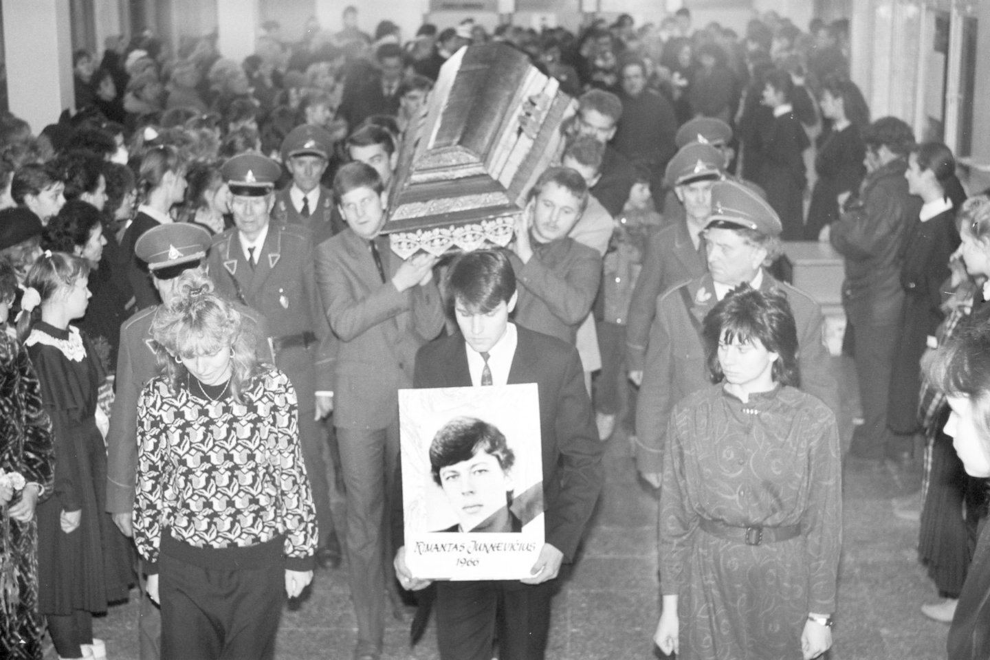   1991-ųjų sausio 13-ąją žuvęs studentas R.Juknevičius į paskutinę kelionę Marijampolėje buvo palydėtas iš mokyklos, kurią baigė.  <br> R.Pasiliausko nuotr.