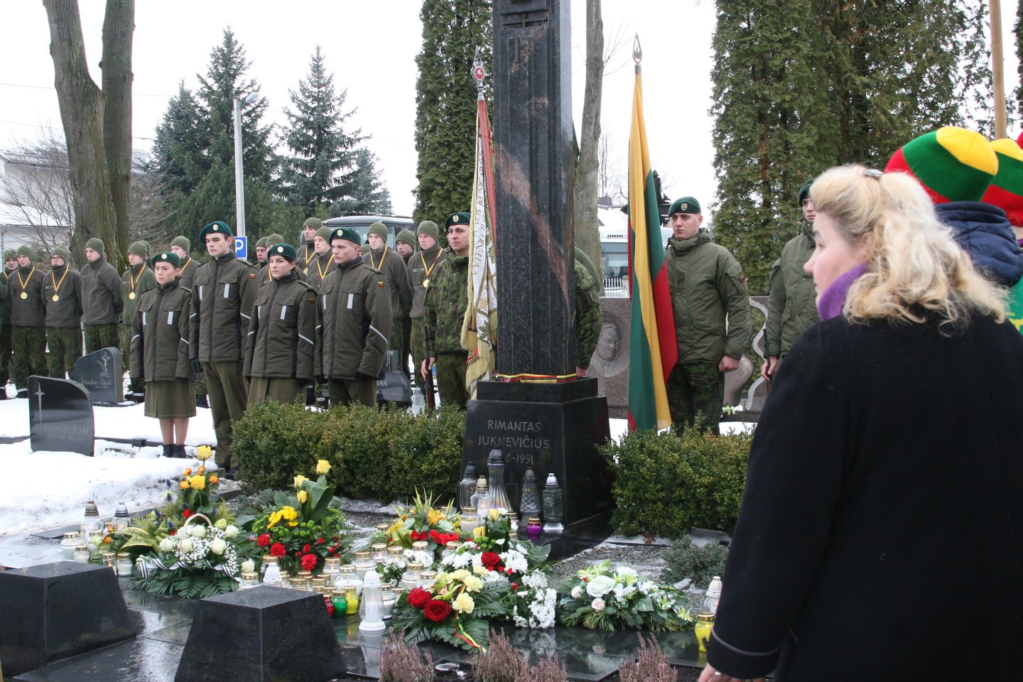 Marijampoliečiai Laisvės gynėjo dieną minėjo prie R.Juknevičiaus kapo senosiose miesto kapinėse. <br> L.Juodzevičienės nuotr.