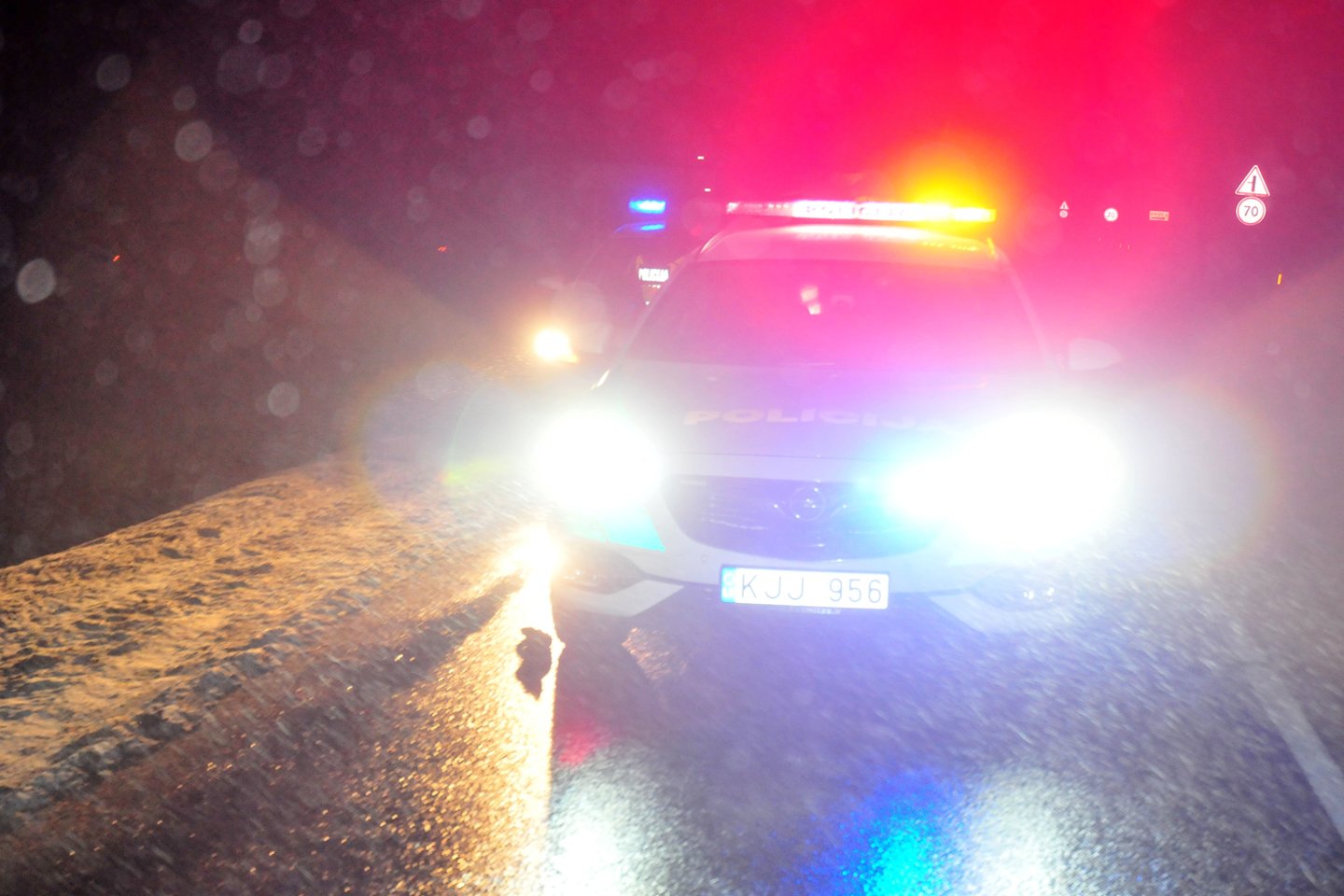 Pirminiais duomenimis automobilis nedegė, 2 vaikai išvežti į ligoninę.