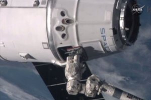 „SpaceX“ krovinių kapsulė „Dragon“ sėkmingai nusileido Ramiajame vandenyne