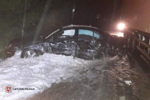Savaitgalio eismo įvykiuose žuvo mergina, sužaloti 36 žmonės
