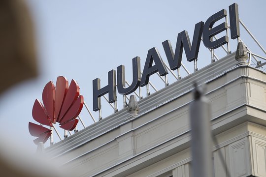 „Huawei“ atsakas: atleido šnipinėjimu įtariamą darbuotoją