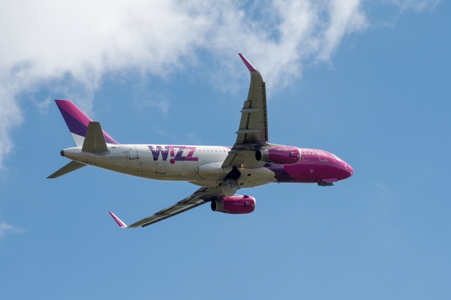 Pigių skrydžių aviakompanija „Wizz Air“ nebevykdys skrydžių kai kuriomis kryptimis.<br>V.Ščiavinsko nuotr.