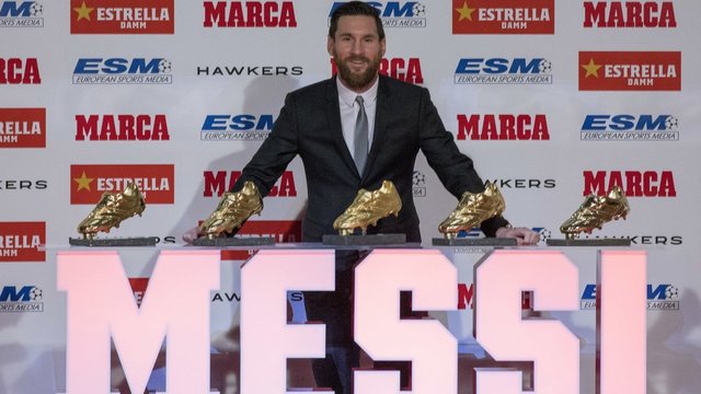 Futbolo pasaulyje ir toliau rekordus gerina kamuolio burtininkas L. Messi 