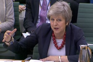 Th. May: „Brexit“ data neturėtų būti atidėta