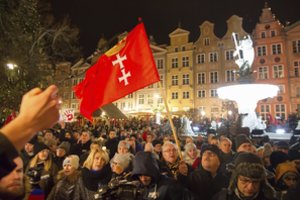 Lenkijoje tūkstančiai žmonių išėjo į gatves gedėti nužudyto Gdansko mero