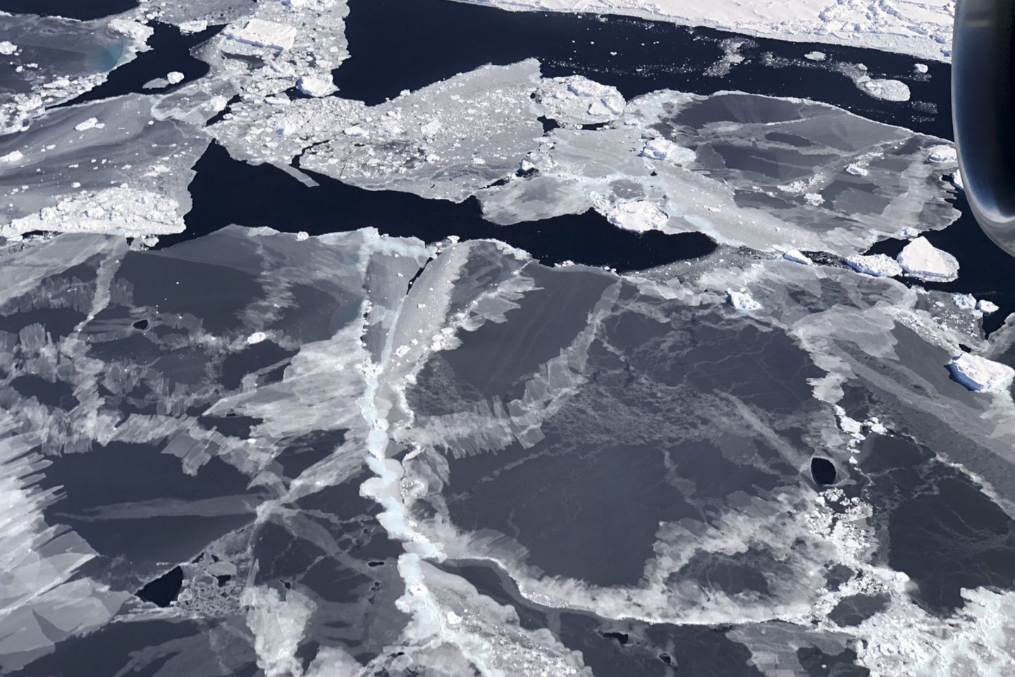  Dėl klimato kaitos tirpstanta ledynai.