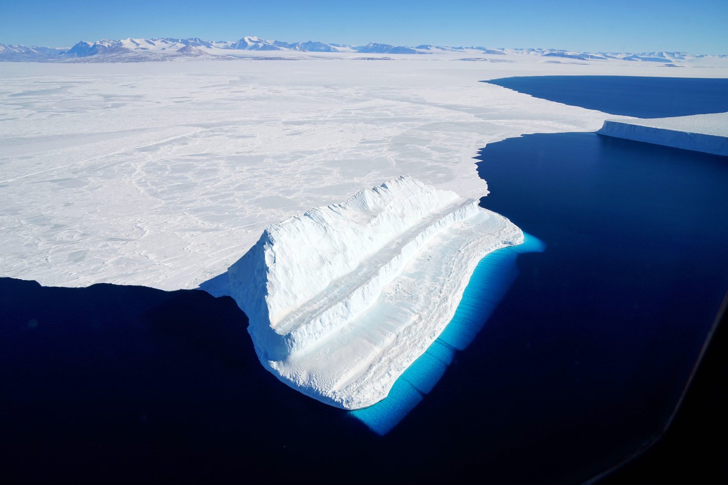  Dėl klimato kaitos tirpstanta ledynai.