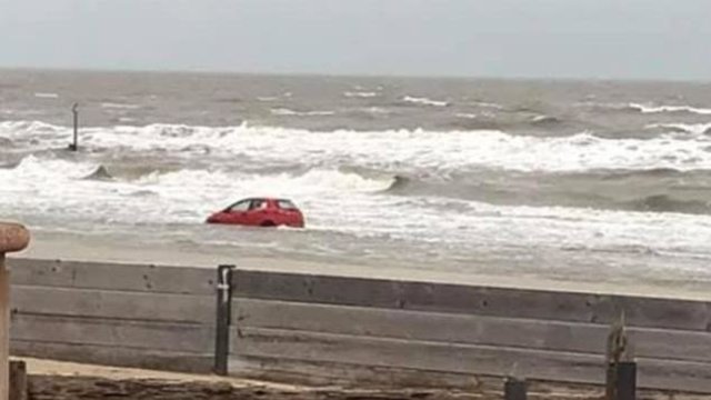 Paplūdimyje – neeilinė gelbėjimo operacija: vairuotojas gavo skaudžią pamoką