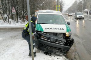 Kauno policijos pareigūnų nesėkmė: po smūgio į troleibusą neteko naujo mikroautobuso