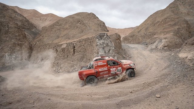Lietuviai išgyveno sunkiausią dieną Dakare: daužė automobilius, krito nuo kopų