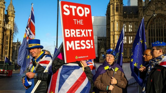 „Brexit“: politikai riejasi, parduotuvės kaupia atsargas, o britai nežinioje