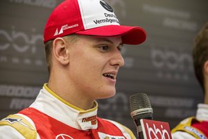 Mickas Schumacheris artėja prie „Formulės-1“ – sukirto rankomis su „Ferrari“