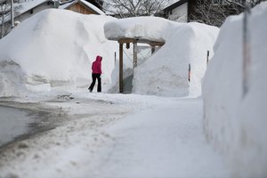 Vokietijoje ir Austrijoje kelia chaosą sniego griūtys ir potvyniai