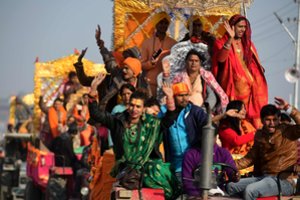 Didžiulis Indijos hinduistų festivalis prasidėjo po toksiškų dulkių debesiu