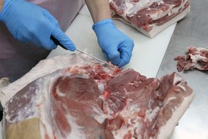 Liepė nutraukti veiklą dėl nešvaros, bet mėsos įmonė toliau savavališkai dirbo