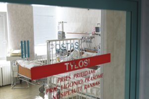 Tėvas už grotų, motina rauda, o kūdikis merdi