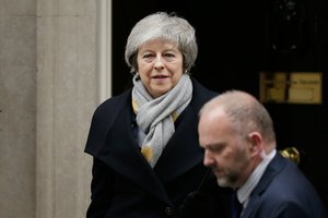 Kovą dėl „Brexit“ sutarties pralaimėjusios Th. May laukia balsavimas dėl nepasitikėjimo