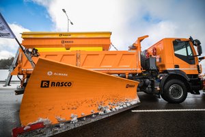 „Grinda“ sostinės gatvių valymui įsigijo 12 naujų sunkvežimių