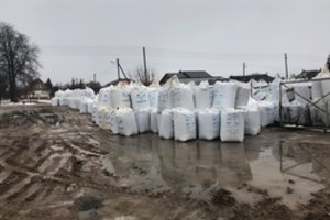 Pakaunėje riogsančios tonos trąšų sukėlė ant kojų tarnybas, baiminamasi dėl vandens teršimo