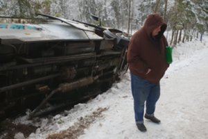 Itin slidžiame kelyje prie Kazlų Rūdos apvirto autobusas su vaikais