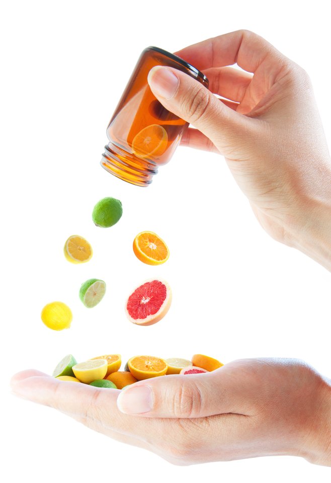 Neretai žmonės vartoja ne tik vitaminų kompleksus, bet ir papildomai atskirus vitaminus, todėl kai kurios sudėtinės medžiagos gali dubliuotis, viršyti rekomenduojamą paros normą.<br>123rf nuotr.