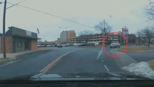 Šokiruoja: nufilmavo, kaip iš važiuojančio automobilio išskriejo mažametė