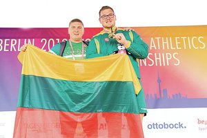 Europą drebinantis dvimetrinis Mažylis nori padėti likimo broliams