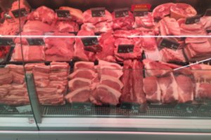 Įvardijo pavojų, dėl ko gali stipriai smukti kiaulienos kaina