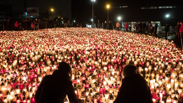 Nužudyto mero gedintys Gdansko gyventojai suformavo didžiulę širdį