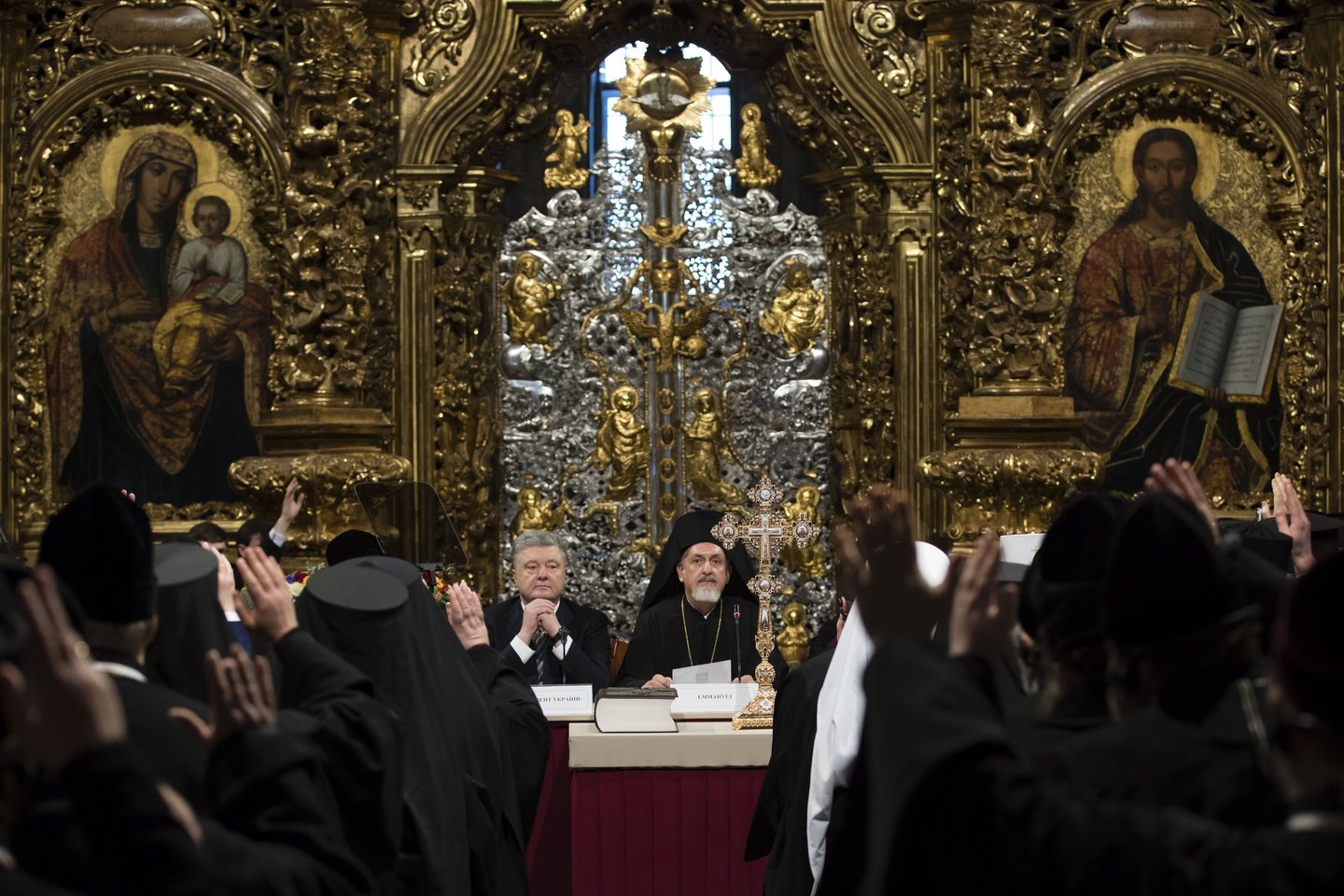Ukrainos ortodoksų sprendimas atsiskirti nuo Maskvos patriarchato supykdė Kremlių.<br>AP nuotr.