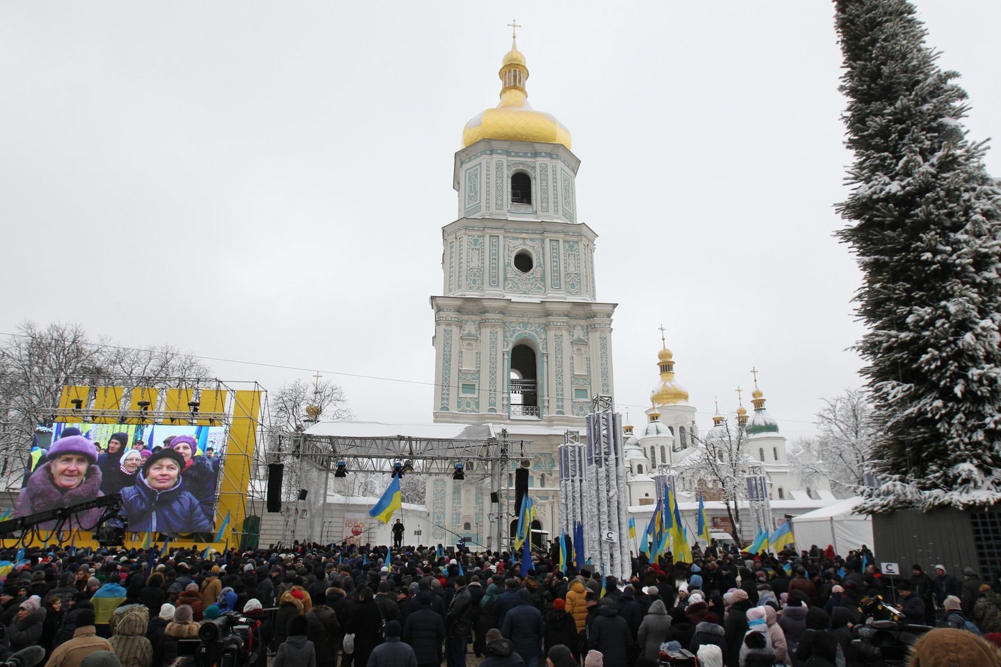 Kijeve keli tūkstančiai žmonių laukė istorinio sprendimo dėl Ukrainos bažnyčios atsiskyrimo nuo Rusijos patriarchato.<br>Zumapress/Scanpix nuotr.