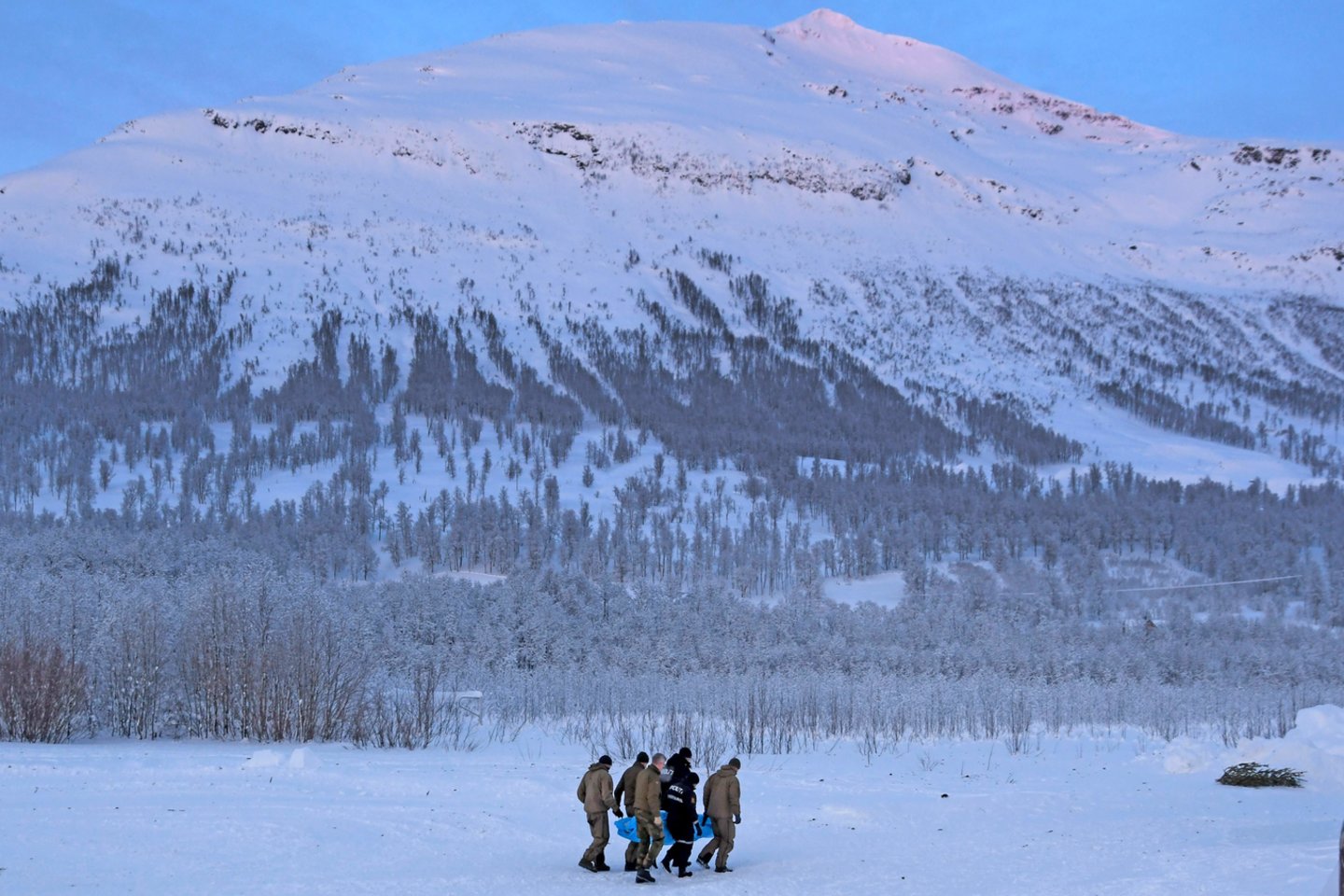 Norvegijoje rasti dar dviejų per sniego laviną kalnuose žuvusių slidininkų kūnai.<br> AFP/Scanpix nuotr.