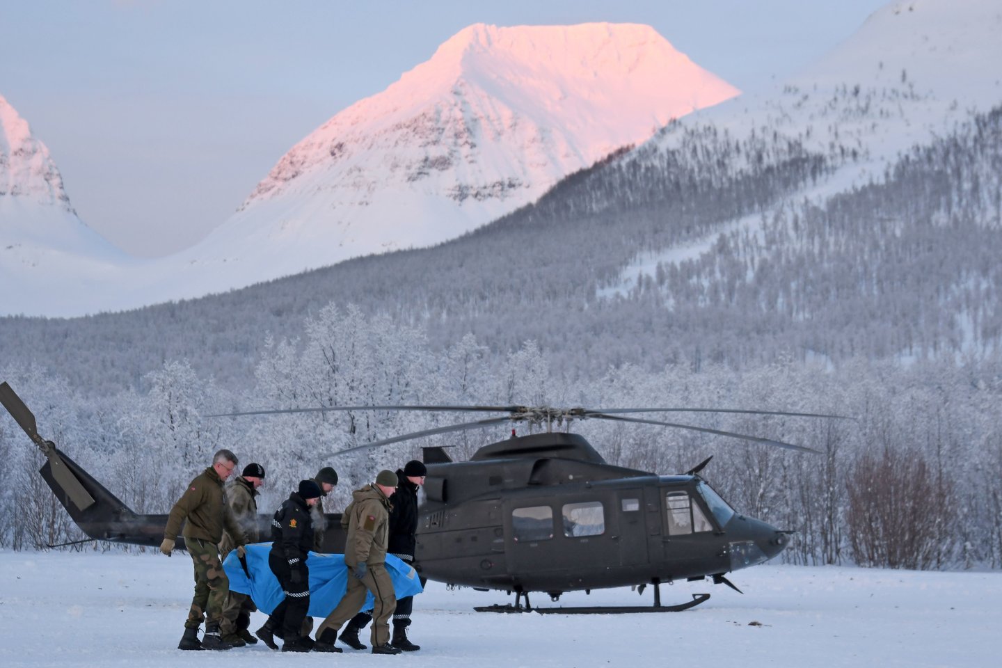 Norvegijoje rasti dar dviejų per sniego laviną kalnuose žuvusių slidininkų kūnai.<br> AFP/Scanpix nuotr.