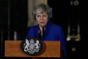 Theresa May dėl „Brexit“ derybų nedalyvaus Davoso forume