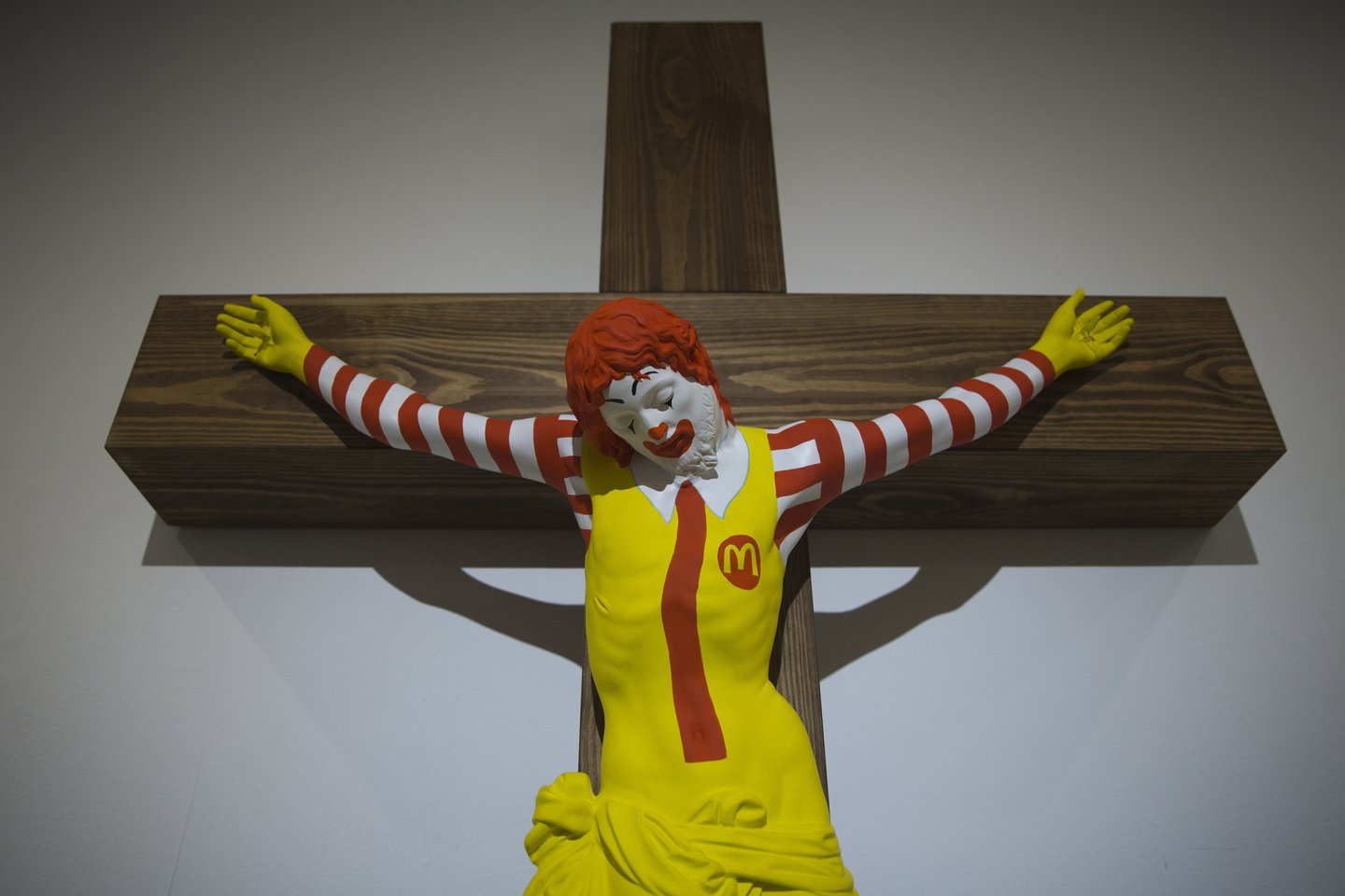 Suomių menininko Jani Leinoneno „MakJėzus“ – nukryžiuoto Ronaldo Makdonaldo skulptūra, eksponuota Haifos meno muziejaus parodoje apie religiją ir tikėjimą vartotojiškumo kultūroje.<br> AP nuotr.