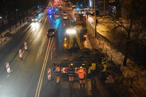 Sostinėje dėl trūkusio vamzdžio ribojamas eismas judrioje gatvėje: ragina rinktis kitą maršrutą