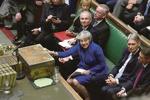 Britai nerimauja: poste išsilaikiusios Theresos May ateitis išlieka miglota