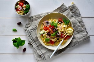 Greitai paruošiamos graikiškos makaronų salotos